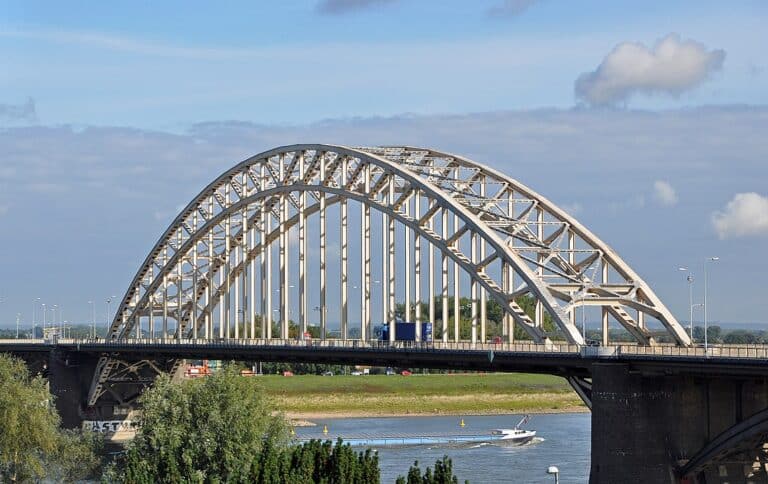 Schoorsteenvegen Nijmegen, Waalbrug Nijmegen. Schoorsteenveger Gelderland