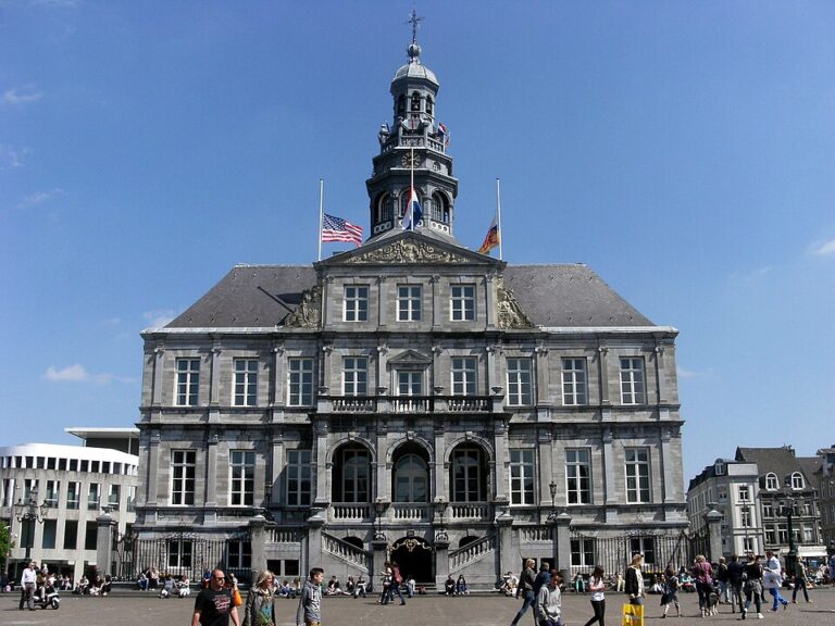 Schoorsteenveger Maastricht, Stadhuis Maastricht. Schoorsteenveger Limburg